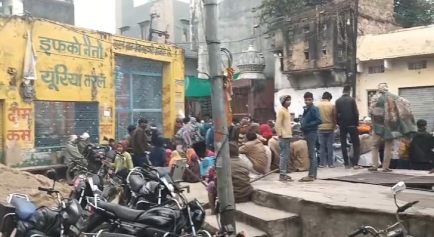 गुरलां मे युरिया खाद का वितरण, मांग के अनुरूप कम आए बैग