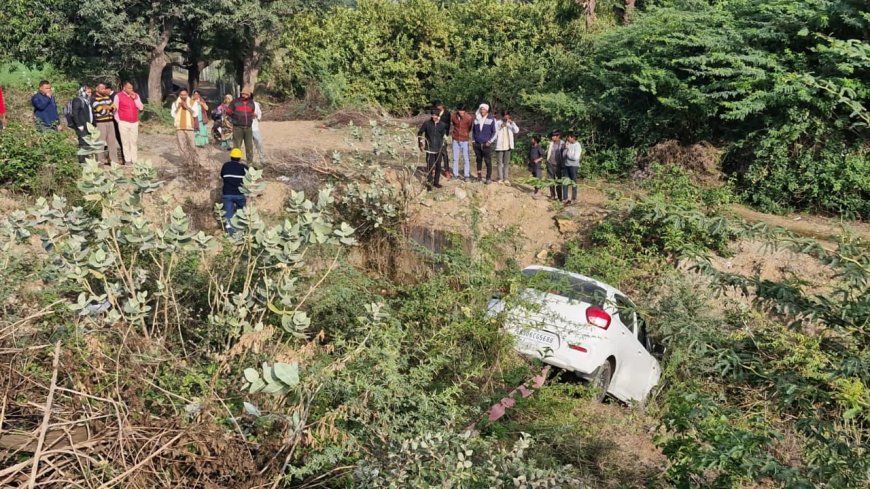 गुरला में अनियंत्रित कार डिवाइडर से टकराकर खाई में गिरी;  कार सवार बाल-बाल बचे, बड़ा हादसा टला