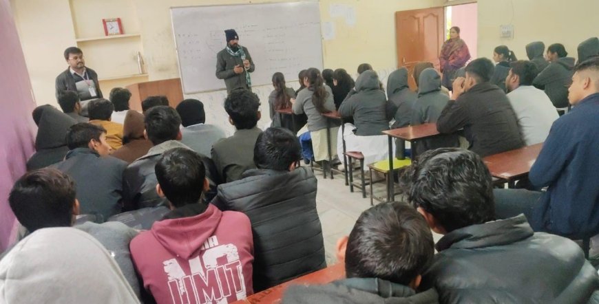 खेरली में विद्यार्थी और शिक्षकों को साइबर अपराधों के बारे में दी जानकारी