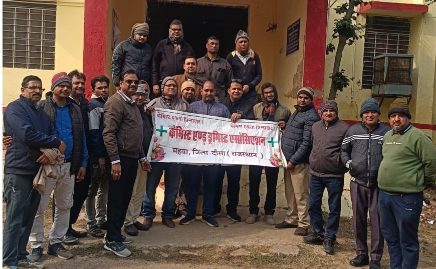 महुवा में औषधि लाइसेंस को लेकर दवा विक्रेताओं केमिस्ट एसोसिएशन के बैनर तले ने उपखंड अधिकारी को मंत्री के नाम सोपा ज्ञापन