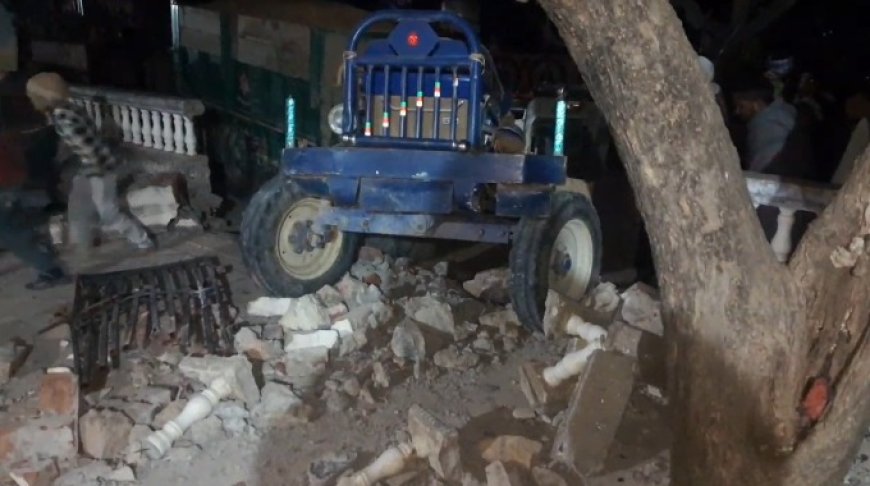 अवैध खनित बजरी परिवहन करने वाले ट्रैक्टर ने घर की दीवार को तोड़ा, तीन बकरियों की मौत