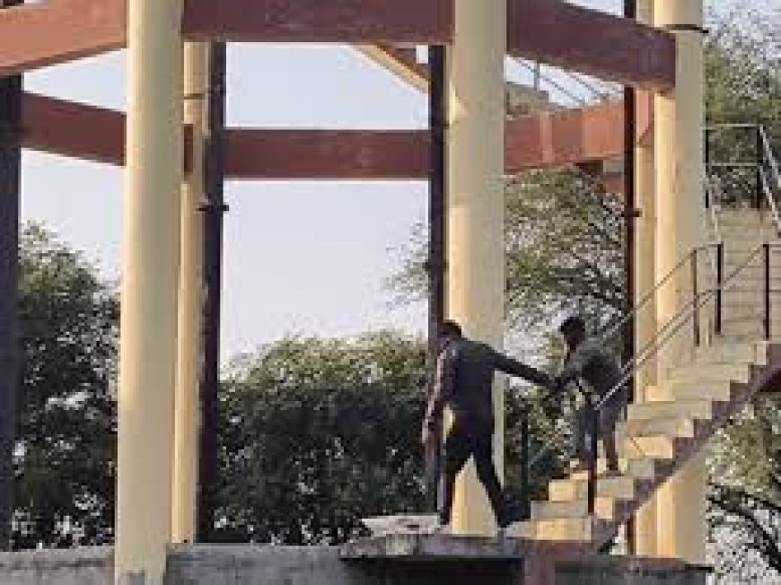 सीकरी में पानी की टंकी पर चढ़ा शराबी: डेढ़ घंटे तक किया हंगामा, चंबल परियोजना के इंचार्ज ने समझाइश कर उतारा