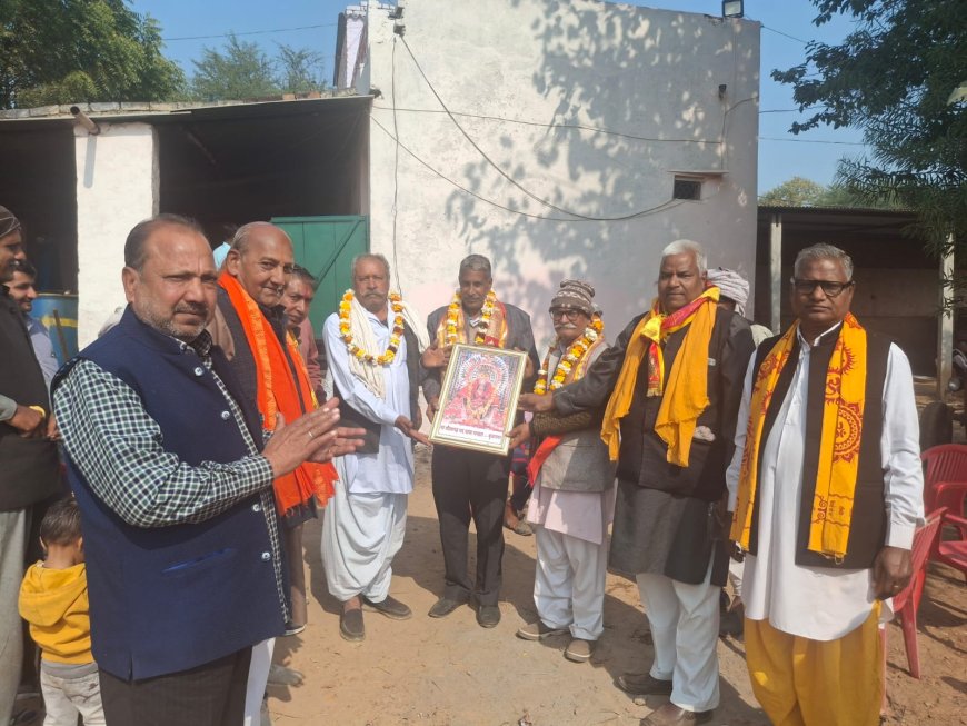 कठूमर में धौलागढ़ की पदयात्रा का पुष्प वर्षा कर किया भव्य स्वागत