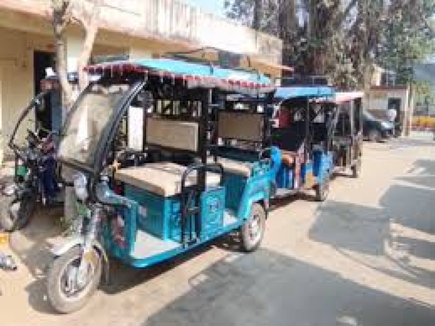 इनफील्ड के बाद ई-रिक्शा पकड़ने लगी पुलिस: होपसर्कस, घंटाघर के आसपास से 8 ई-रिक्शा जब्त