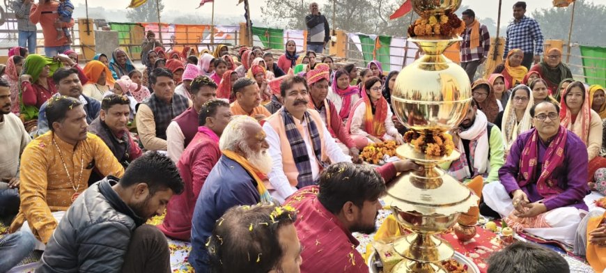 रामगढ़ में  श्याम मंदिर शिखर पर  हुई कलश स्थापना;  श्याम कलश को देखने उभरी भीड़, भक्तों ने मांगी बाबा से मन्नत