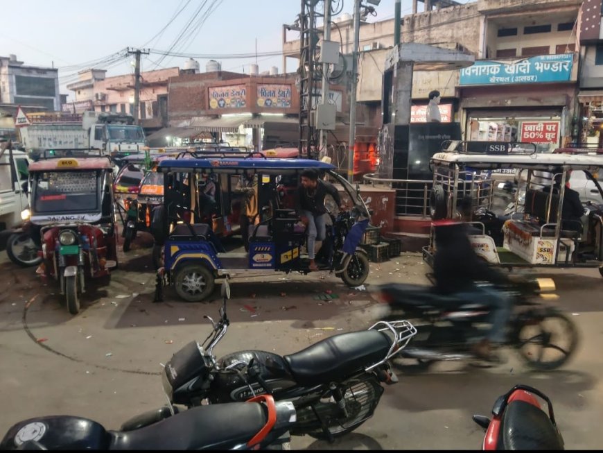 शहीद हेमू कालानी स्मारक को अतिक्रमण से घेरा, अवैध पार्किंग व बसों का स्टॉपेज बनाया