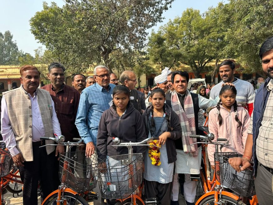महुवा में विधायक राजेंद्र मीणा ने बालिकाओं को निशुल्क बांटी साइकिले