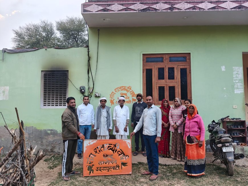 हिंदू सम्मेलन को लेकर कार्यकर्ता कर रहे घर घर संपर्क,  आमंत्रण को लेकर दीवारों पर बना रहे पेंटिंग