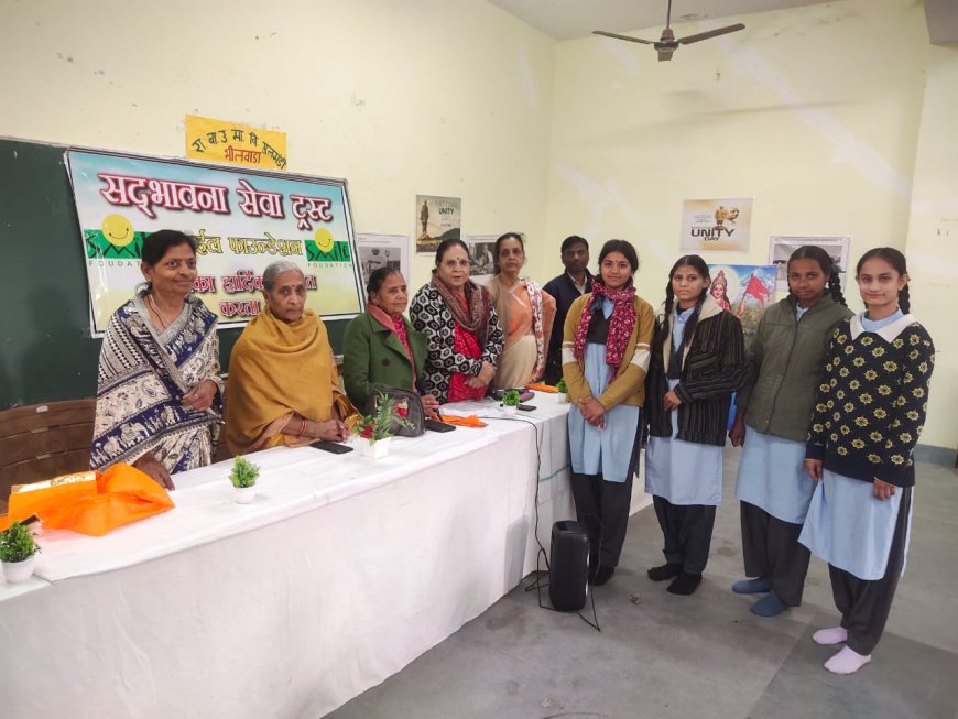 सद्भावना सेवा ट्रस्ट की अध्यक्षा ने स्कूली छात्राओ के लिए 20 सेट टेबल-स्टूल  प्रदान किए