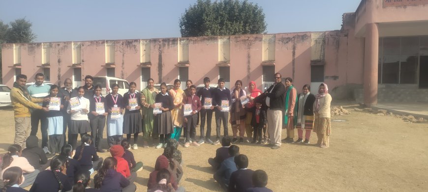 पुरस्कृत शिक्षक फोरम द्वारा बोर्ड परीक्षा टिप्स पुस्तिका का वितरण