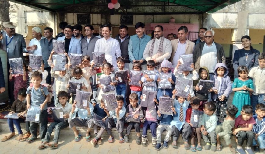 ईपी स्कूल के नन्हें मुन्ने बच्चों ने अपनी पॉकेट मनी से बांटी जर्सियां; संस्कारों से ही मिलती है सफलता- मंजीत धर्मपाल चौधरी