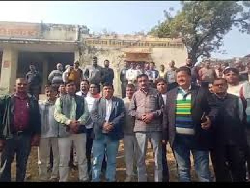 डीग में जिला शिक्षा अधिकारी के खिलाफ प्रदर्शन: निजी स्कूल संचालकों ने निदेशालय के निर्देशों की अनदेखी का लगाया आरोप