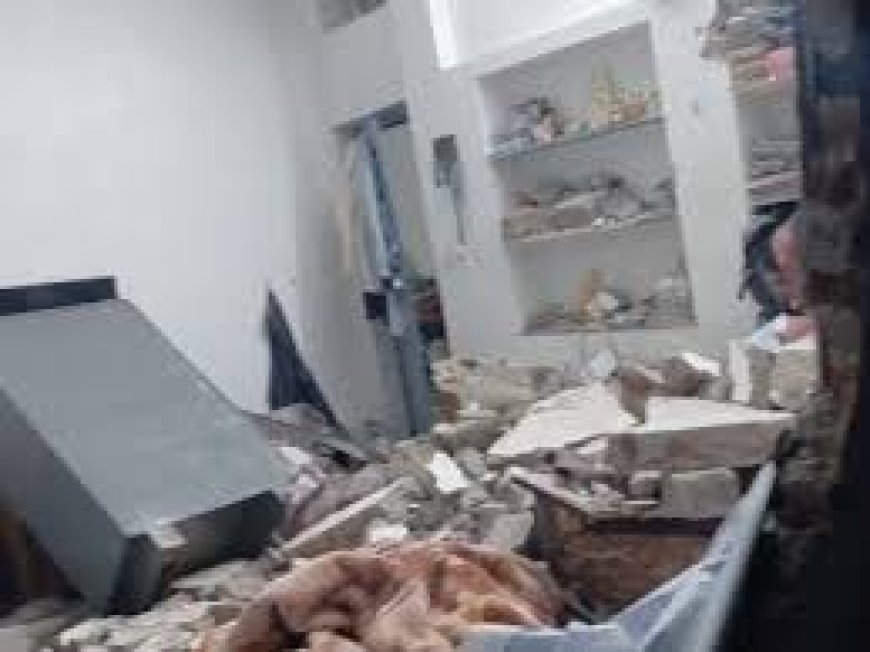 गैस लीकेज से धमाका, कमरे की दीवार ढही:घर का सामान 50 फीट दूर गिरा; बच्चों पर पत्थर गिरने लगे