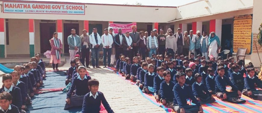 राजगढ़ जन सेवा टीम ने स्कूली विद्यार्थियों को स्वेटर वितरित किए