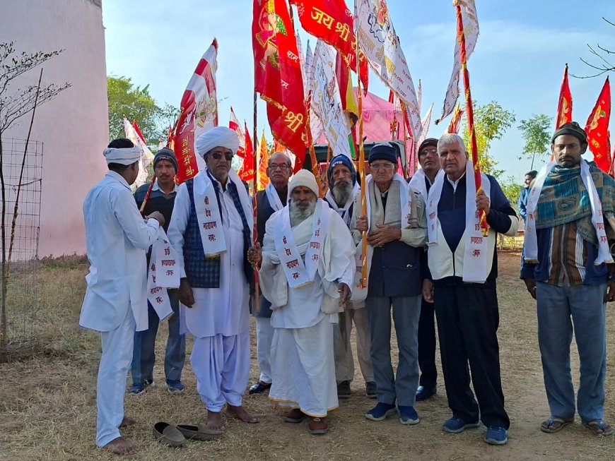 भगवान देवनारायण के जयकारों के साथ हाथों में निशान लिए श्रद्धालु पहुंचे नापावाली