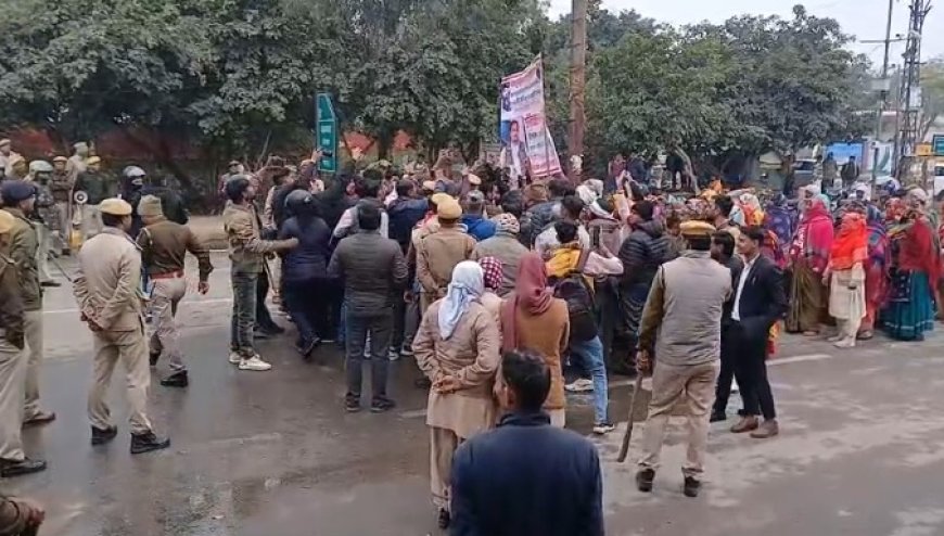 10 महीने से लापता प्रहलाद को लेकर ग्रामीणों का आक्रोश, IG ऑफिस जाते समय ट्रैफिक चौराहे पर रोका, बारिश में बीच सड़क पर धरना