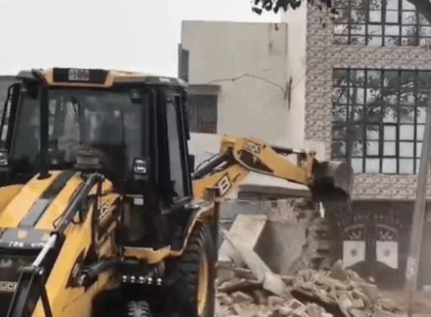 लक्ष्मणगढ़ नगर पालिका ने दुकानों पर चलाया बुलडोजर,  दुकानदार बोले- ग्राम पंचायत ने की थी अलॉट