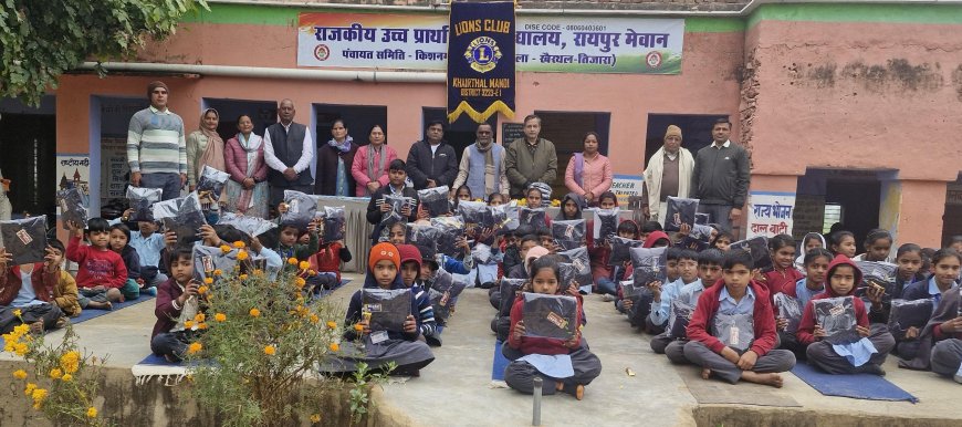 लायंस क्लब खैरथल मंडी ने स्कूली बच्चो को गर्म स्वेटर वितरण किए