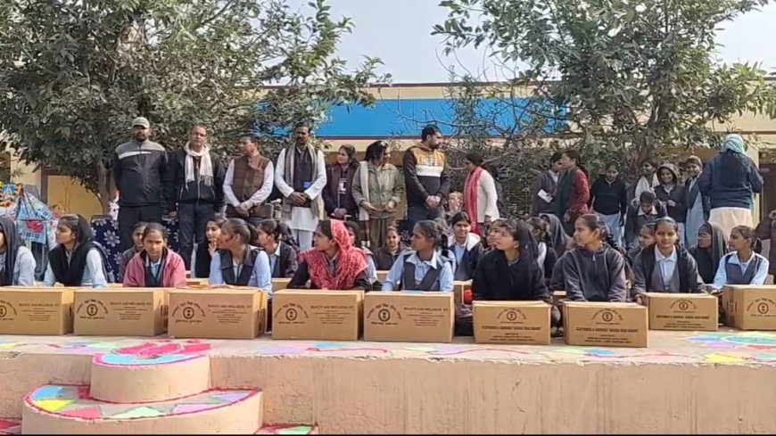 व्यावसायिक शिक्षा सामग्री का वितरणः बड़ौदामेव के राबाउमावि में छात्रों को मिली किट