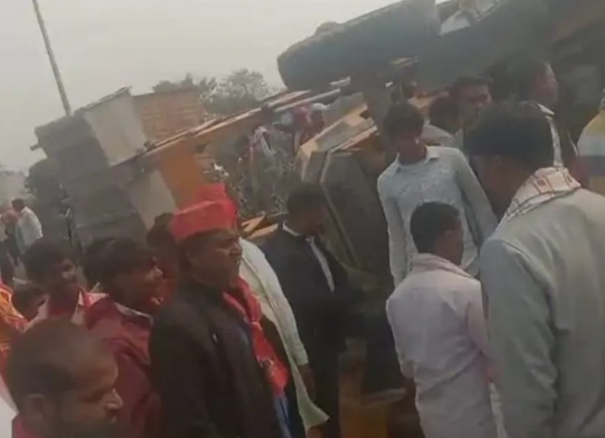 ​कुशीनगर: मंत्री संजय निषाद के स्वागत में जुटे समर्थकों पर काल बनकर झपटा ट्रक, पुष्प वर्षा के लिए खड़ा बुलडोजर पलटा, कई घायल