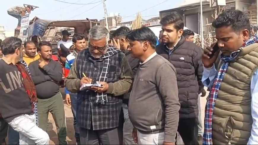 कठूमर में जाम की समस्या का समाधान; नगर पालिका ने अतिक्रमण हटाओ चलाया अभियान, जुर्माना भी लगाया