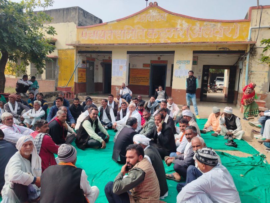 कठूमर में प्रधान संगम चौधरी के समर्थकों ने पंचायत समिति कार्यालय पर दिया धरना