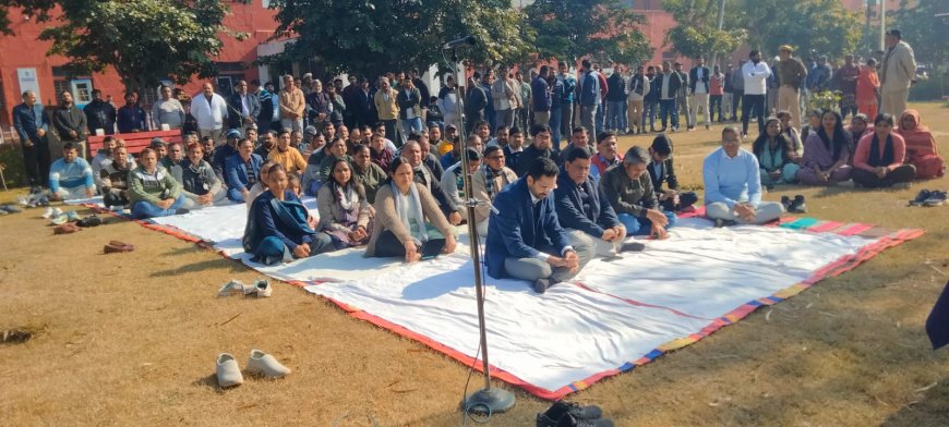 शहीद दिवस पर रामधुनी के बाद रखा दो मिनट का मौन