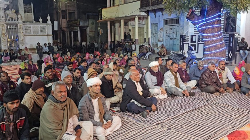 चारभुजा ठाकुर मंदिर में प्राण प्रतिष्ठा की प्रथम वर्षगांठ श्रद्धा से मनाई;ध्वजारोहण व भक्ति संध्या में बड़ी संख्या में नगरवासी हुए शामिल