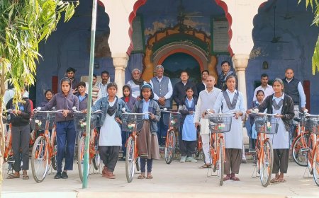 निशुल्क साईकिलें पाकर खिल उठे छात्राओं के चेहरे, स्कूल आने जाने में होगी सुविधा