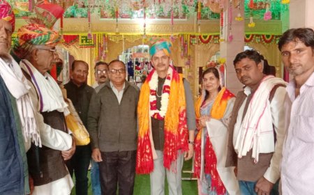 पदोन्नति के बाद पहली बार गांव पहुंचे अतिरिक्त पुलिस अधीक्षक हरिशंकर शर्मा (लाटा) का ग्रामीणों ने डोल नगाड़ों के साथ किया स्वागत