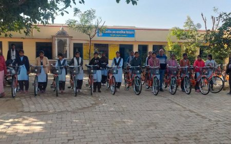 टिटपुरी स्कूल में निःशुल्क साइकिल वितरण कार्यक्रम हुआ आयोजित; 24 छात्राओं को बांटी साइकिल