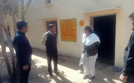 संभागीय आयुक्त ने सरकारी संस्थानों का किया निरीक्षण: स्कूल, स्वास्थ्य केंद्र की व्यवस्थाएं जांची; दिए आवश्यक निर्देश