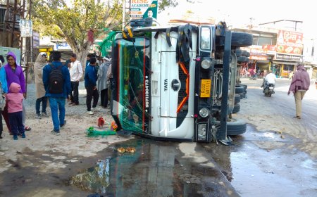 मुंडावर अस्पताल के पास रोड़ी से भरा ट्रेलर पलटा; ओवरलोड होने से हुआ हादसा, ग्रामीणों ने कैबिन में फंसे चालक को बाहर निकाला