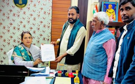 बंदरों और अवारा कुत्तों का आतंक, ग्रामीणों ने उपखंड अधिकारी को सौंपा ज्ञापन