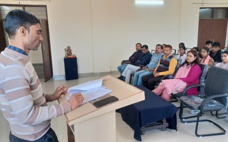 खैरथल महाविद्यालय  में  विद्यार्थियों में युवाओं को दी आयुष्मान योजना की जानकारी