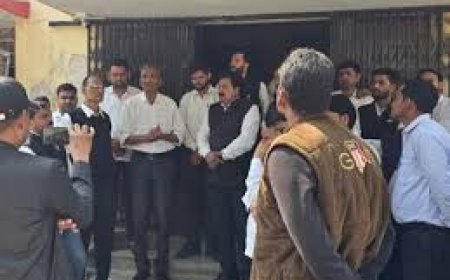 रामगढ़ में एसडीएम की कार्यशैली पर वकीलों का प्रदर्शन: लंबित मामलों के जल्द निस्तारण की मांग, बोले- भूमि विवादों पर स्टे आदेश जारी नहीं किए जा रहे