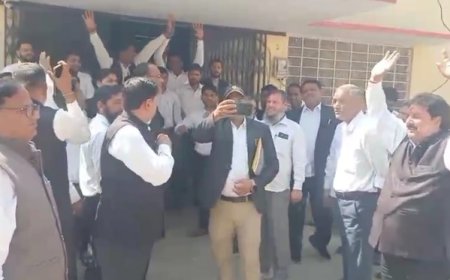 12वे दिन भी वकीलों का विरोध प्रदर्शन रहा जारी उपखंड अधिकारी के खिलाफ जमकर नारेबाजी