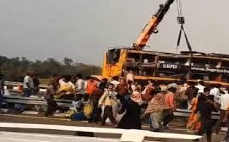 पूर्वांचल एक्सप्रेस-वे पर भीषण सड़क हादसा, अनियंत्रित होकर पलटी डबल डेकर बस; 5 की मौत, 45 घायल