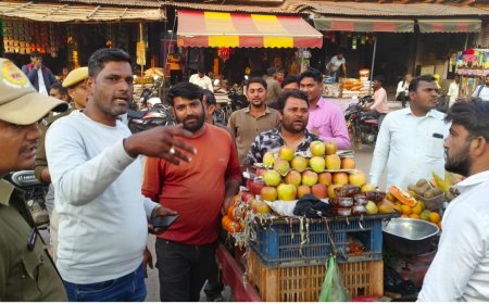 सड़क पर कचरा फैलाने वालों के नगर पालिका द्वारा काटे चालान