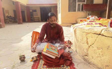 मंदिर की जमीन पर अवैध कब्जा, हटवाने की मांग को लेकर पुजारी उपखंड कार्यालय में धरने पर बैठा