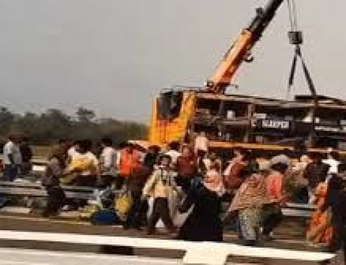 पूर्वांचल एक्सप्रेस-वे पर भीषण सड़क हादसा, अनियंत्रित होकर पलटी डबल डेकर बस; 5 की मौत, 45 घायल