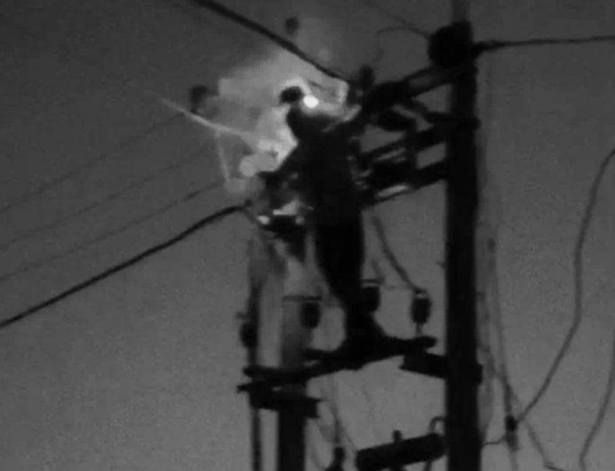 बिजली विभाग की खौफनाक लापरवाही: शटडाउन के बावजूद दौड़ा 11,000 वोल्ट करंट, खंभे पर जिंदा जला लाइनमैन