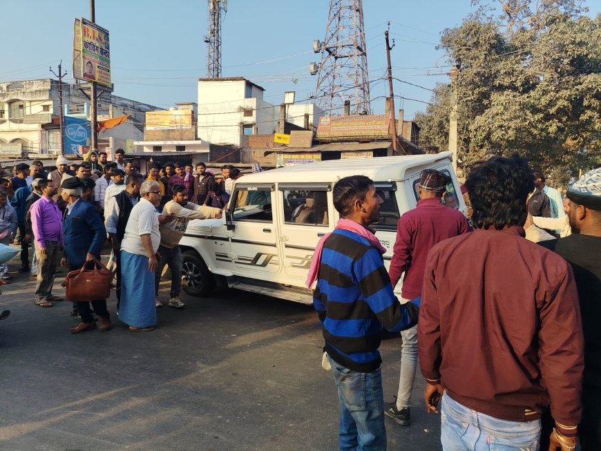 डिवाइडर के पेड़ों ने रोकी बोलेरो की रफ्तार, बाइक सवार को बचाने में टला बड़ा हादसा