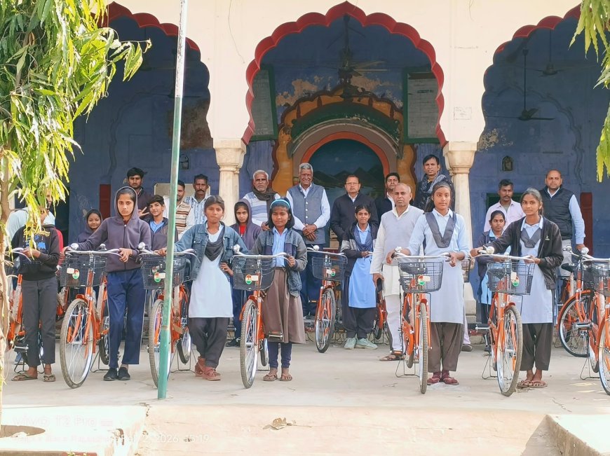 निशुल्क साईकिलें पाकर खिल उठे छात्राओं के चेहरे, स्कूल आने जाने में होगी सुविधा