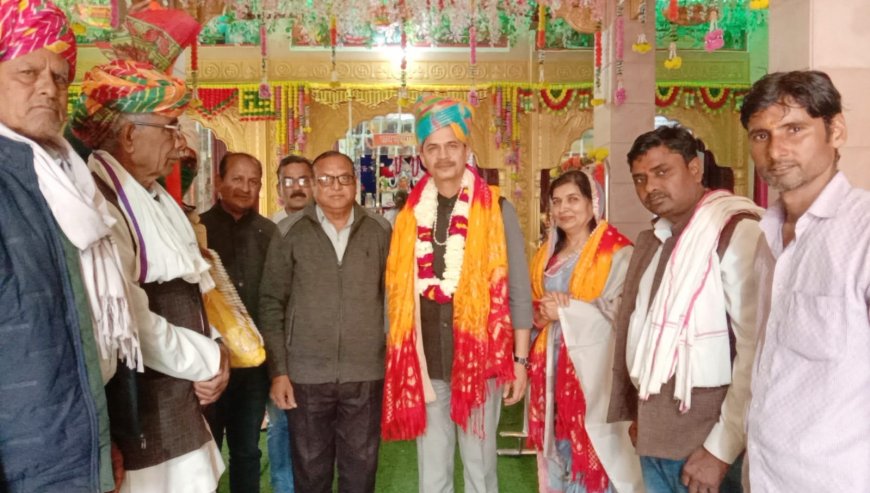 पदोन्नति के बाद पहली बार गांव पहुंचे अतिरिक्त पुलिस अधीक्षक हरिशंकर शर्मा (लाटा) का ग्रामीणों ने डोल नगाड़ों के साथ किया स्वागत