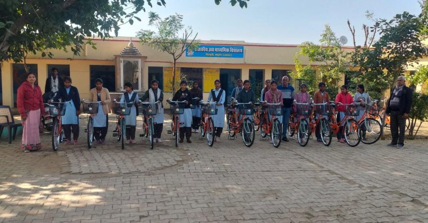 टिटपुरी स्कूल में निःशुल्क साइकिल वितरण कार्यक्रम हुआ आयोजित; 24 छात्राओं को बांटी साइकिल