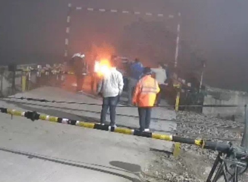 खुद को 'क्राइम ब्रांच' बताकर रेल फाटक खुलवाने के लिए गेटमैन पर पिस्टल तानी, मैनपुरी में हार्न बजाती रही ट्रेन