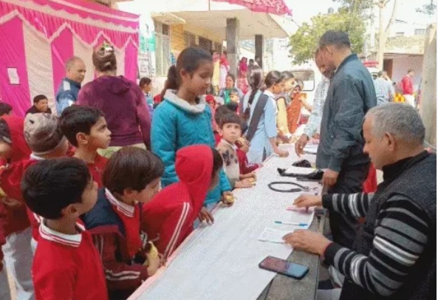 गोविंदगढ़ में 165 बच्चों का निशुल्क उपचार किया गया:राष्ट्रीय बाल स्वास्थ्य कार्यक्रम के तहत लगाया गया हेल्थ चेकअप कैंप, मौसमी बीमारियों से बचाव के टिप्स दिए