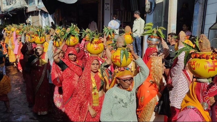 मूर्ति प्राण प्रतिष्ठा एवं संगीतमय श्रीमद्भागवत सप्ताह ज्ञान यज्ञ का शुभारंभ कलश यात्रा के साथ