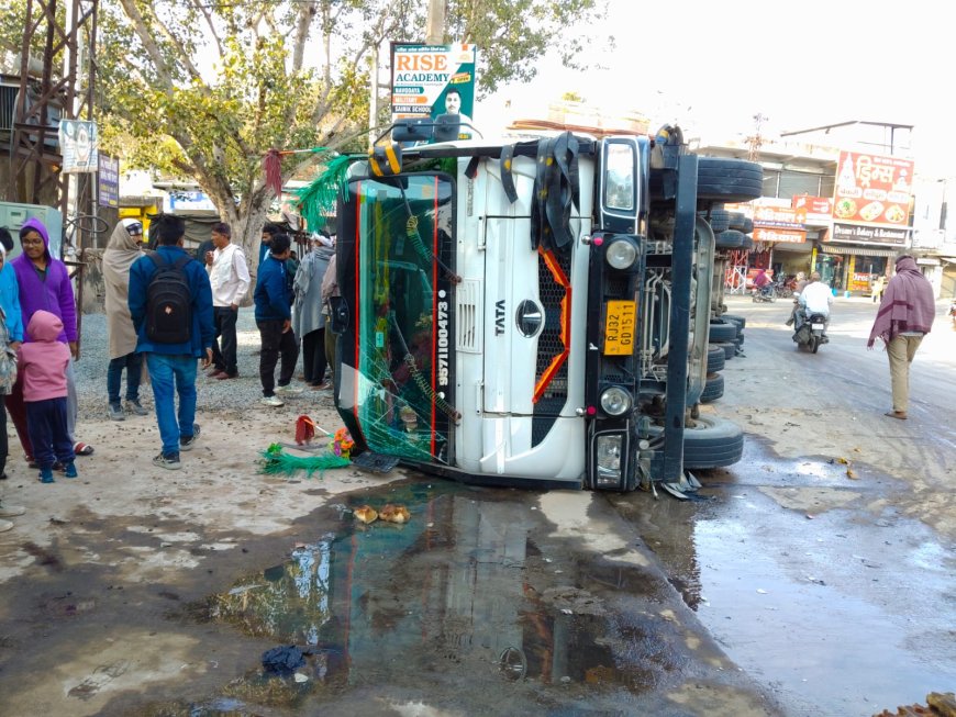 मुंडावर अस्पताल के पास रोड़ी से भरा ट्रेलर पलटा; ओवरलोड होने से हुआ हादसा, ग्रामीणों ने कैबिन में फंसे चालक को बाहर निकाला